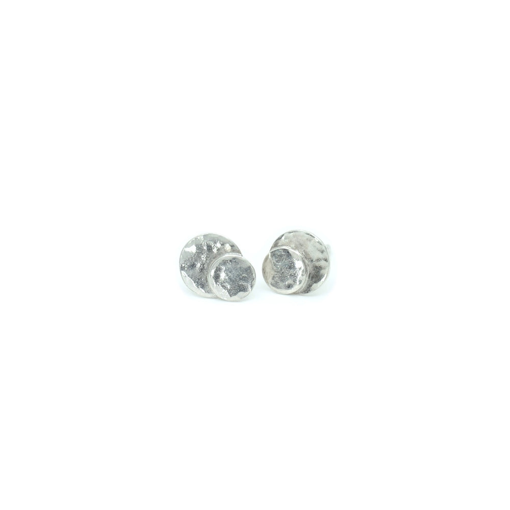 Handcrafted silver Minimal stud earrings by Atelier Objectora with a simple, elegant design, 
Ručne vyrobené strieborné minimalistické náušnice od Atelier Objectora, jednoduche a elegantné napichovacie náušnice