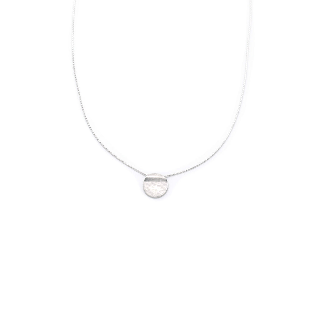 Handcrafted silver Minimal Medallion necklace by Atelier Objectora with a simple, timeless design, perfect for daily wear or layering with other pieces.
Ručne vyrobený strieborný minimalistický medailónový náhrdelník od Atelier Objectora s jednoduchým, nadčasovým dizajnom, ideálny na každodenné nosenie alebo vrstvenie s ďalšími šperkami.