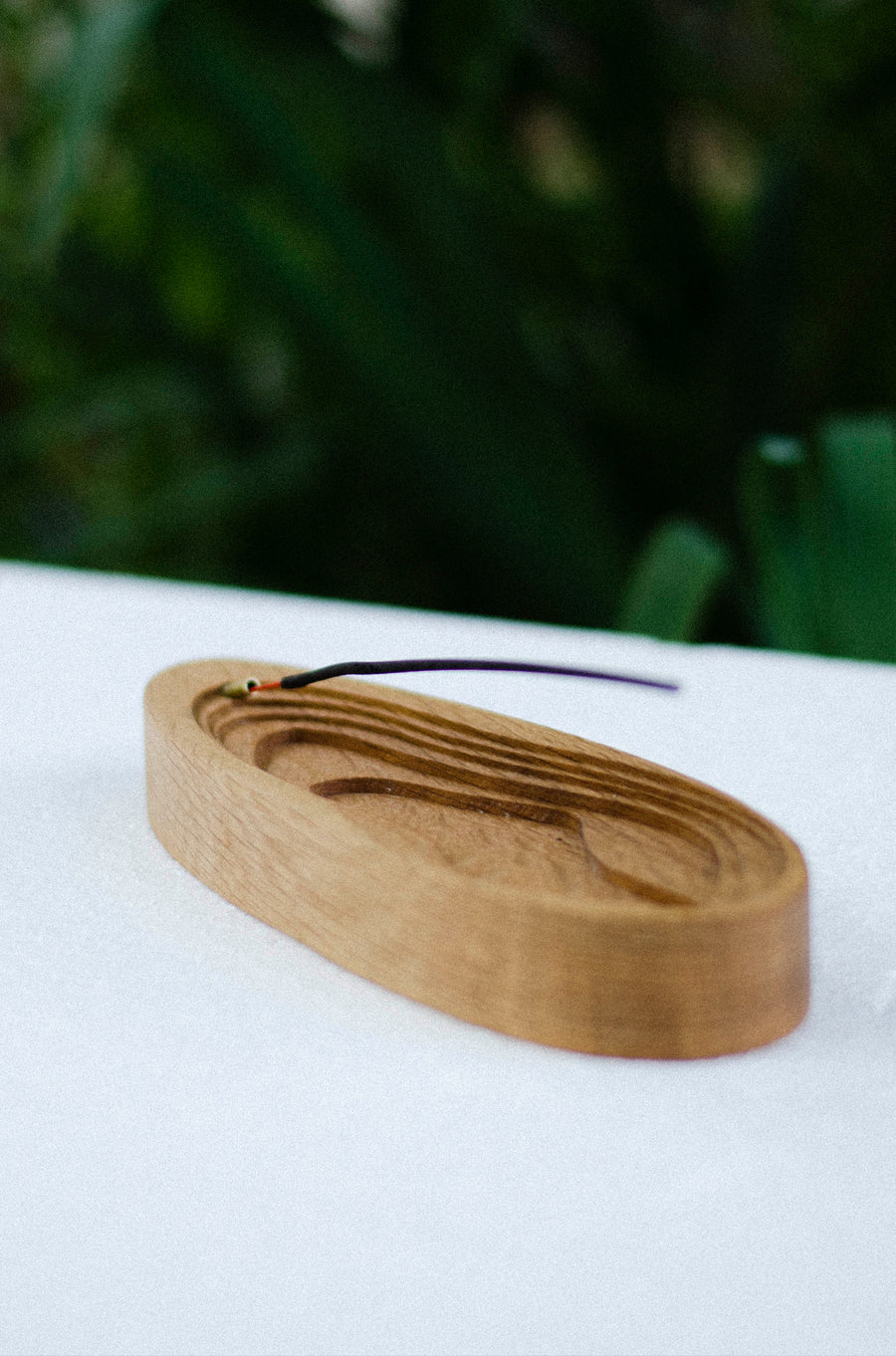 Moderný dizajnový drevený stojan na vonné tyčinky z dubového dreva – Atelier Objectora. Sofistikovaný prírodný dizajn pre harmóniu domova.
Modern designer wooden incense holder made of oak – Atelier Objectora. Sophisticated natural design for home harmony.