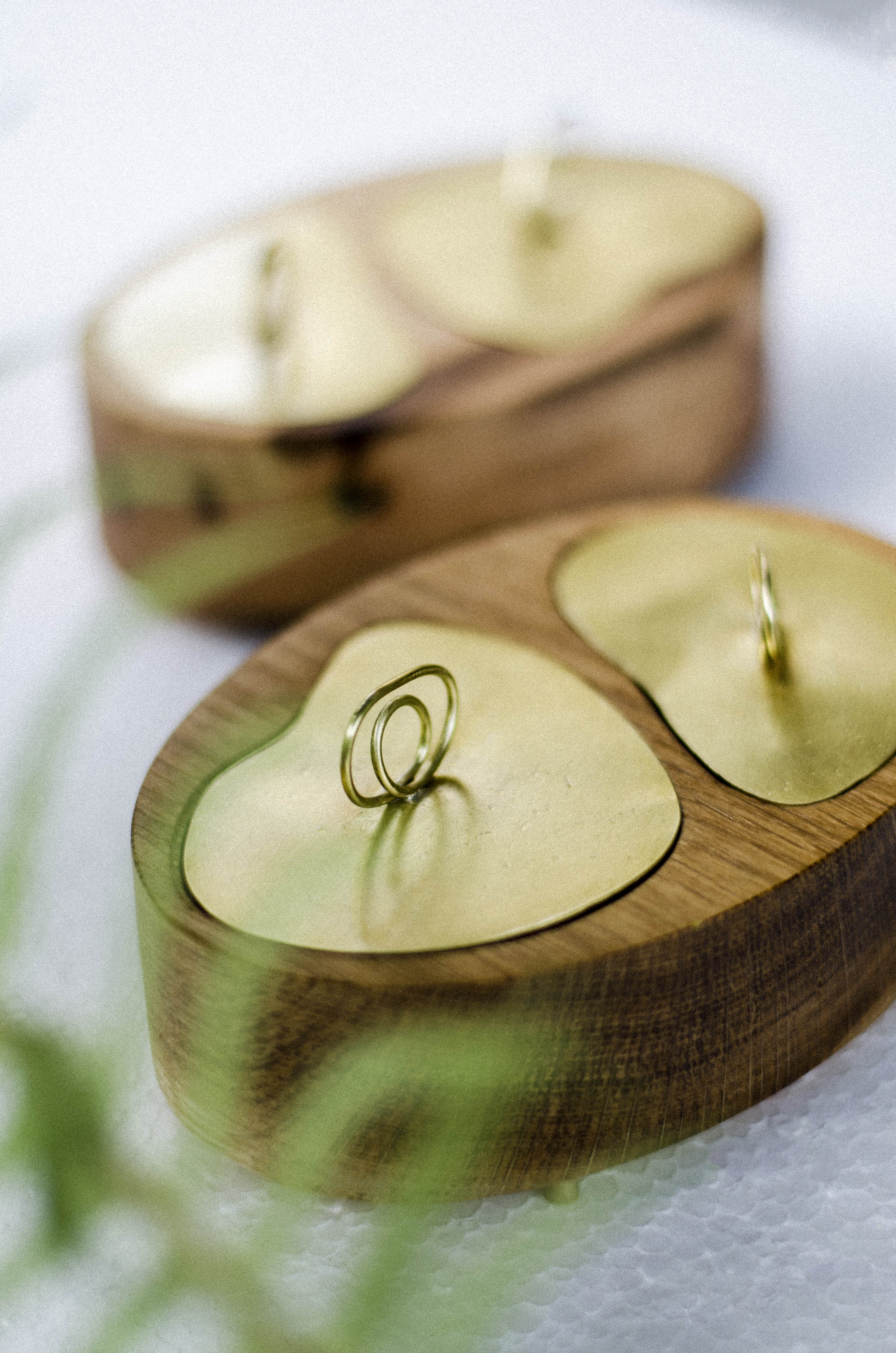 Dizajnová drevená šperkovnica dub
Luxusná šperkovnica z dubového dreva s mosadznými prvkami – Atelier Objectora. Ručne vyrobená minimalistická krabička na šperky.
Luxury designer oak wood jewelry box – Atelier Objectora. Handcrafted minimalist jewelry storage box with brass lids.