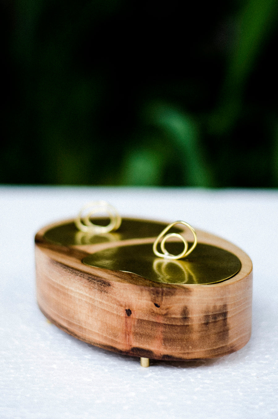 Dizajnová drevená šperkovnica orech
Luxusná šperkovnica z orechového dreva s mosadznými prvkami – Atelier Objectora. Ručne vyrobená minimalistická krabička na šperky.
Luxury designer walnut wood jewelry box – Atelier Objectora. Handcrafted minimalist jewelry storage box with brass lids.