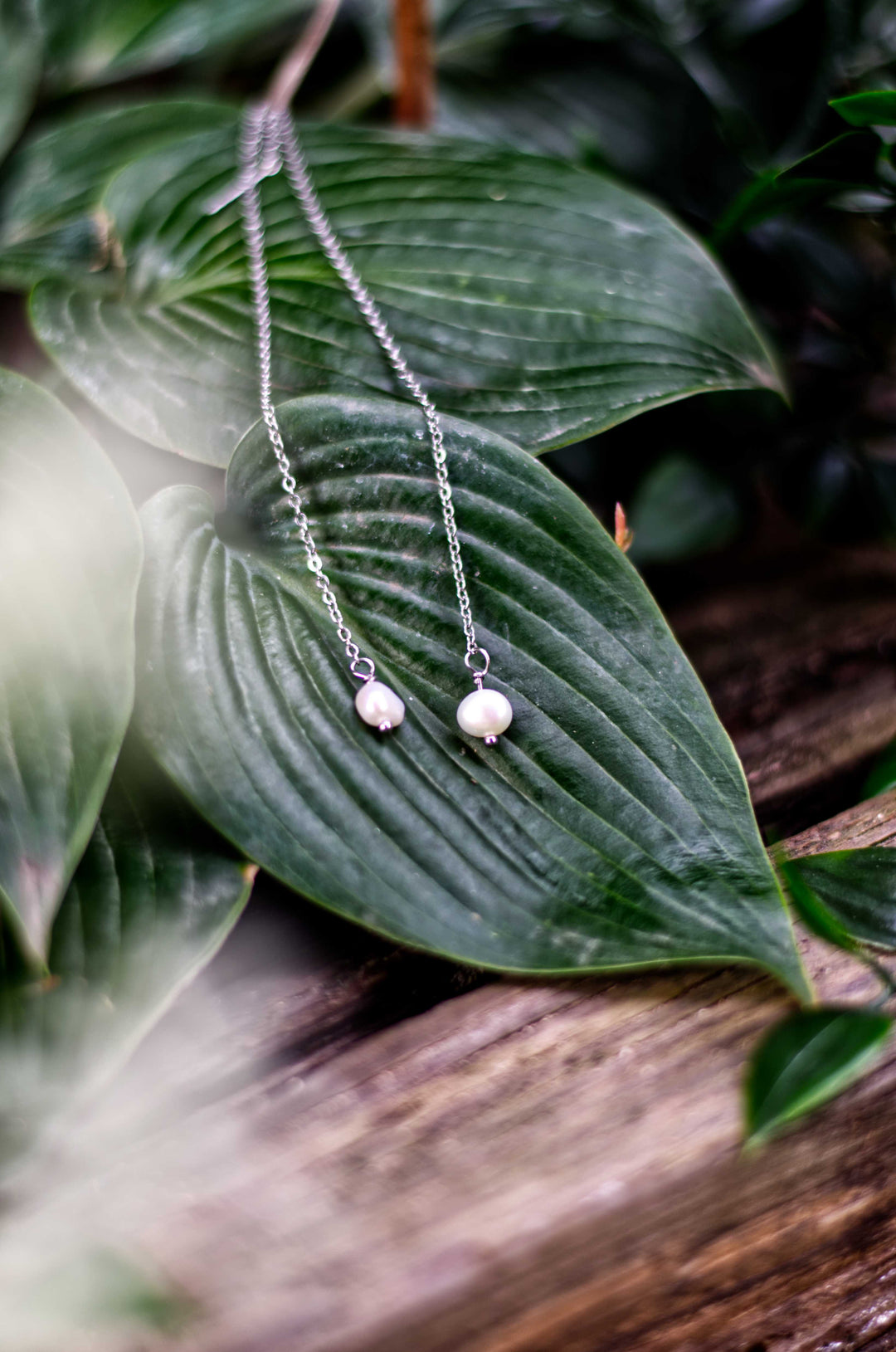 Graceful dangling chain earrings by Atelier Objectora, adorned with freshwater pearls for a delicate yet striking look, stainless steel. / Jemné visiace retiazkové náušnice od Atelier Objectora, zdobené riečnymi perlami pre nežný, no výrazný vzhľad, dostupné v nehrdzavejúcej oceli.