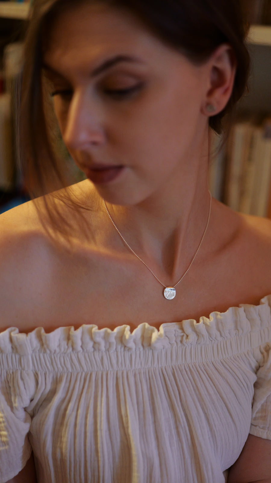 Handcrafted silver Minimal Medallion necklace by Atelier Objectora with a simple, timeless design, perfect for daily wear or layering with other pieces.
Ručne vyrobený strieborný minimalistický medailónový náhrdelník od Atelier Objectora s jednoduchým, nadčasovým dizajnom, ideálny na každodenné nosenie alebo vrstvenie s ďalšími šperkami.