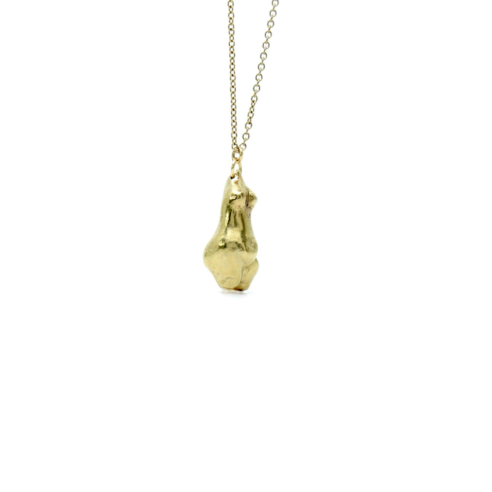 Handcrafted brass Venus pendant necklace by Atelier Objectora, featuring an organic, ancient-inspired design of a female figure on a gold-plated steel chain, embodying raw beauty and feminine strength.
Ručne vyrobený mosadzný náhrdelník s príveskom Venuše od Atelier Objectora, s organickým dizajnom inšpirovaným starovekom, zobrazujúcim ženskú figúru na pozlátenej oceľovej retiazke, vyjadrujúci surovú krásu a ženskú silu.