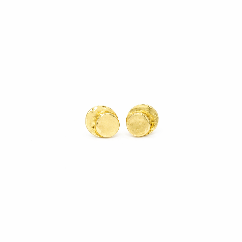 Handcrafted gold plated silver Minimal stud earrings by Atelier Objectora with a simple, elegant design, 
Ručne vyrobené pozlátené strieborné minimalistické náušnice od Atelier Objectora, jednoduche a elegantné napichovacie náušnice