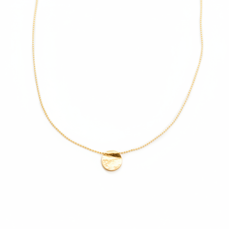 Handcrafted gold plated silver Minimal Medallion necklace by Atelier Objectora with a simple, timeless design, perfect for daily wear or layering with other pieces.

Ručne vyrobený pozlátený strieborný minimalistický medailónový náhrdelník od Atelier Objectora s jednoduchým, nadčasovým dizajnom, ideálny na každodenné nosenie alebo vrstvenie s ďalšími šperkami.