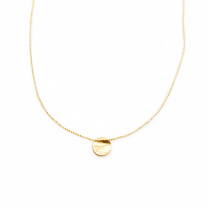 Handcrafted gold plated silver Minimal Medallion necklace by Atelier Objectora with a simple, timeless design, perfect for daily wear or layering with other pieces.

Ručne vyrobený pozlátený strieborný minimalistický medailónový náhrdelník od Atelier Objectora s jednoduchým, nadčasovým dizajnom, ideálny na každodenné nosenie alebo vrstvenie s ďalšími šperkami.