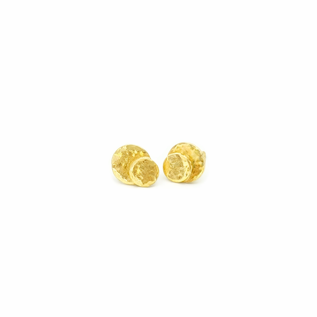 Handcrafted gold plated silver Minimal stud earrings by Atelier Objectora with a simple, elegant design, 
Ručne vyrobené pozlátené strieborné minimalistické náušnice od Atelier Objectora, jednoduche a elegantné napichovacie náušnice