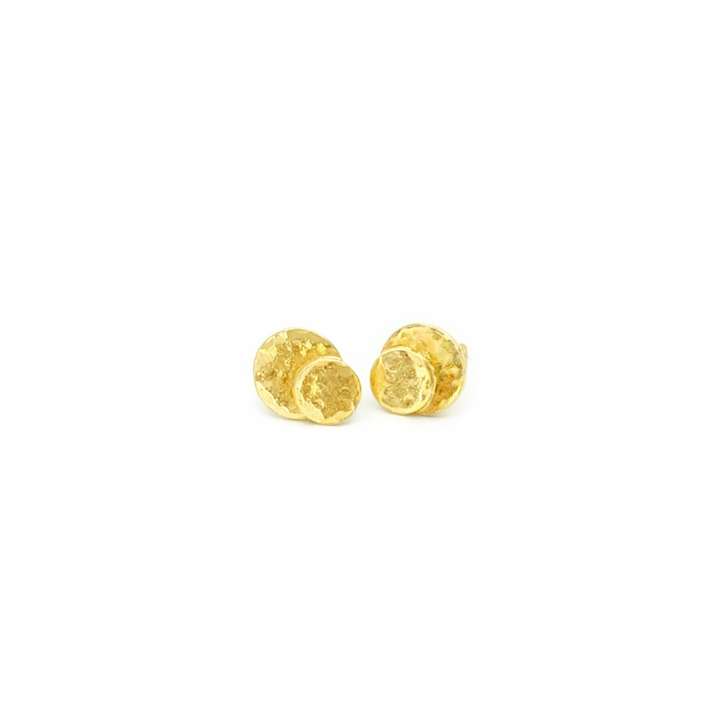 Handcrafted gold plated silver Minimal stud earrings by Atelier Objectora with a simple, elegant design, 
Ručne vyrobené pozlátené strieborné minimalistické náušnice od Atelier Objectora, jednoduche a elegantné napichovacie náušnice