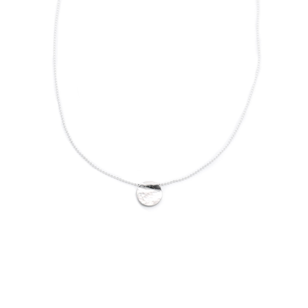 Handcrafted silver Minimal Medallion necklace by Atelier Objectora with a simple, timeless design, perfect for daily wear or layering with other pieces.

Ručne vyrobený strieborný minimalistický medailónový náhrdelník od Atelier Objectora s jednoduchým, nadčasovým dizajnom, ideálny na každodenné nosenie alebo vrstvenie s ďalšími šperkami.