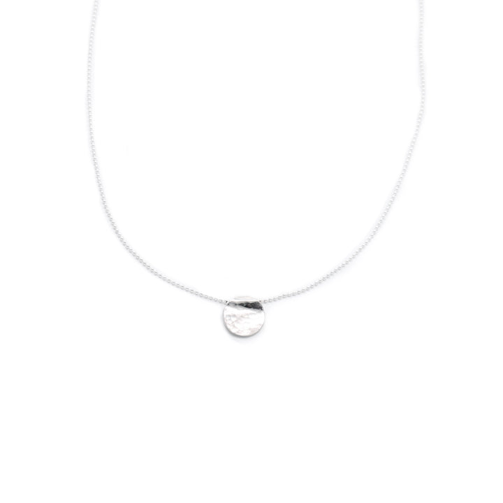 Handcrafted silver Minimal Medallion necklace by Atelier Objectora with a simple, timeless design, perfect for daily wear or layering with other pieces.

Ručne vyrobený strieborný minimalistický medailónový náhrdelník od Atelier Objectora s jednoduchým, nadčasovým dizajnom, ideálny na každodenné nosenie alebo vrstvenie s ďalšími šperkami.