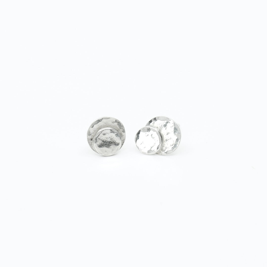 Handcrafted silver Minimal stud earrings by Atelier Objectora with a simple, elegant design, 
Ručne vyrobené strieborné minimalistické náušnice od Atelier Objectora, jednoduche a elegantné napichovacie náušnice