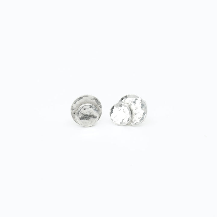 Handcrafted silver Minimal stud earrings by Atelier Objectora with a simple, elegant design, 
Ručne vyrobené strieborné minimalistické náušnice od Atelier Objectora, jednoduche a elegantné napichovacie náušnice
