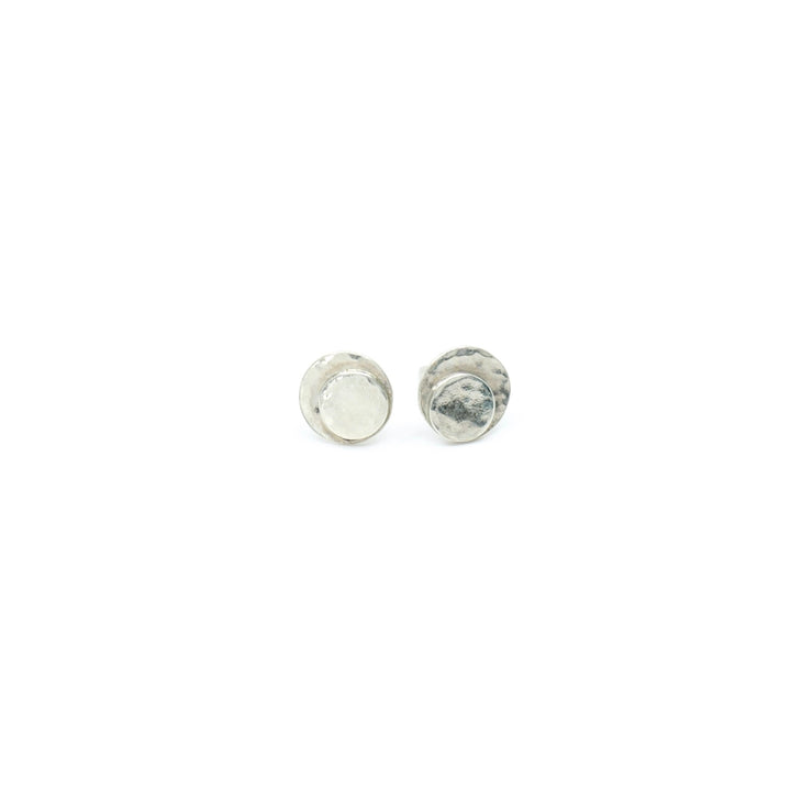 Handcrafted silver Minimal stud earrings by Atelier Objectora with a simple, elegant design, 
Ručne vyrobené strieborné minimalistické náušnice od Atelier Objectora, jednoduche a elegantné napichovacie náušnice