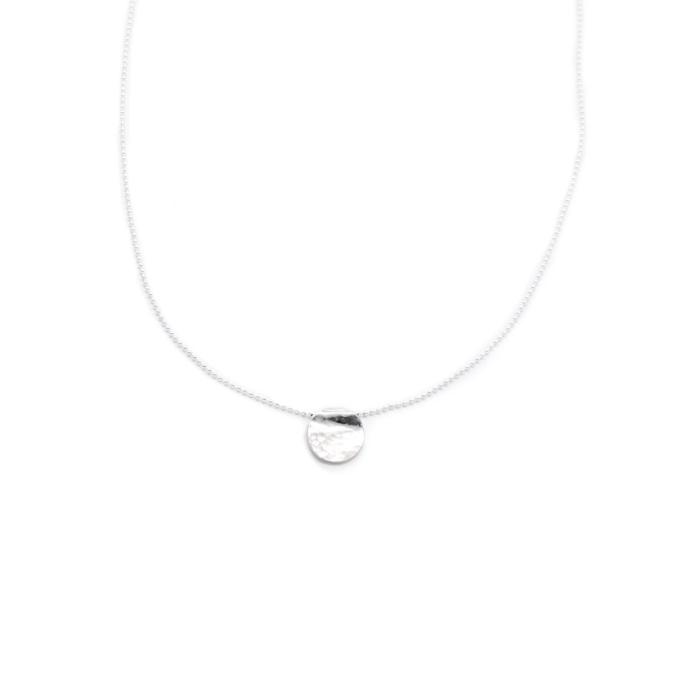 Handcrafted silver Minimal Medallion necklace by Atelier Objectora with a simple, timeless design, perfect for daily wear or layering with other pieces.

Ručne vyrobený strieborný minimalistický medailónový náhrdelník od Atelier Objectora s jednoduchým, nadčasovým dizajnom, ideálny na každodenné nosenie alebo vrstvenie s ďalšími šperkami.