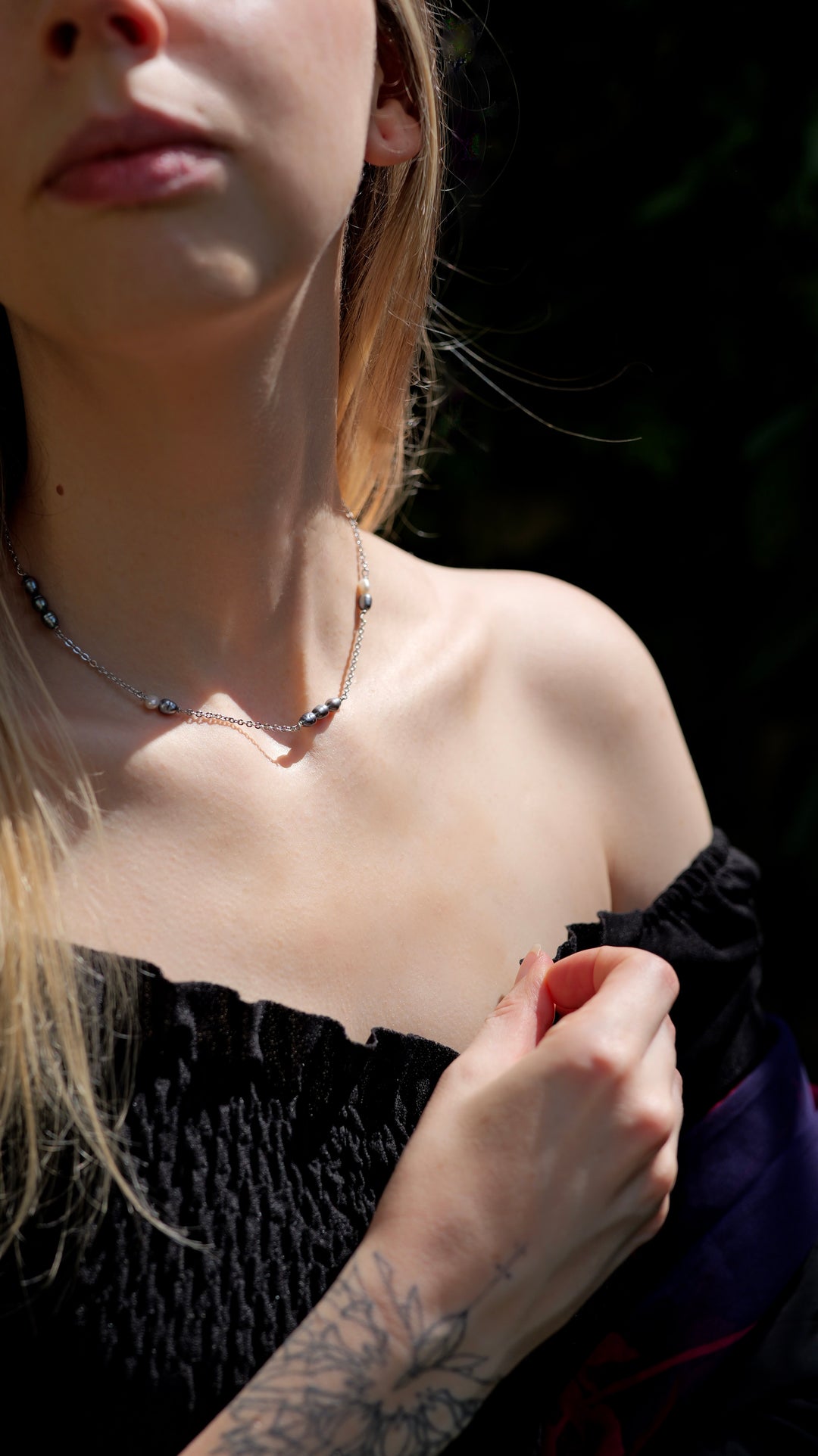 Jemný choker s tmavými a bielymi riečnymi perlami /chirurgická oceľ
