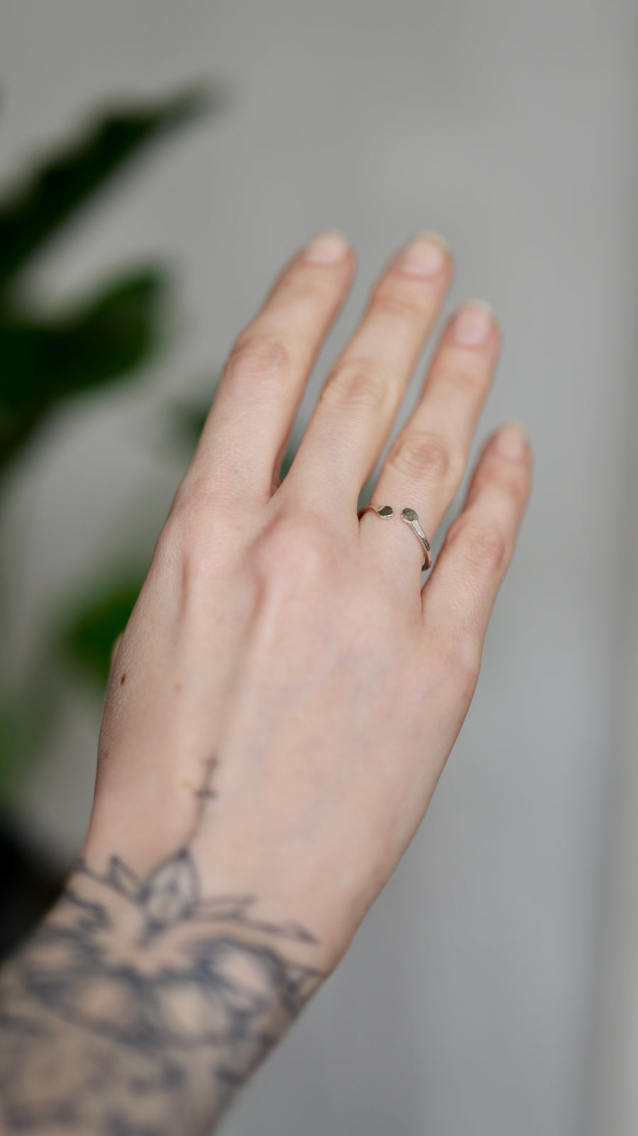 Minimalistický Strieborný prsteň "minimal XS", otvorený prsteň zo striebra s tepaným povrchom