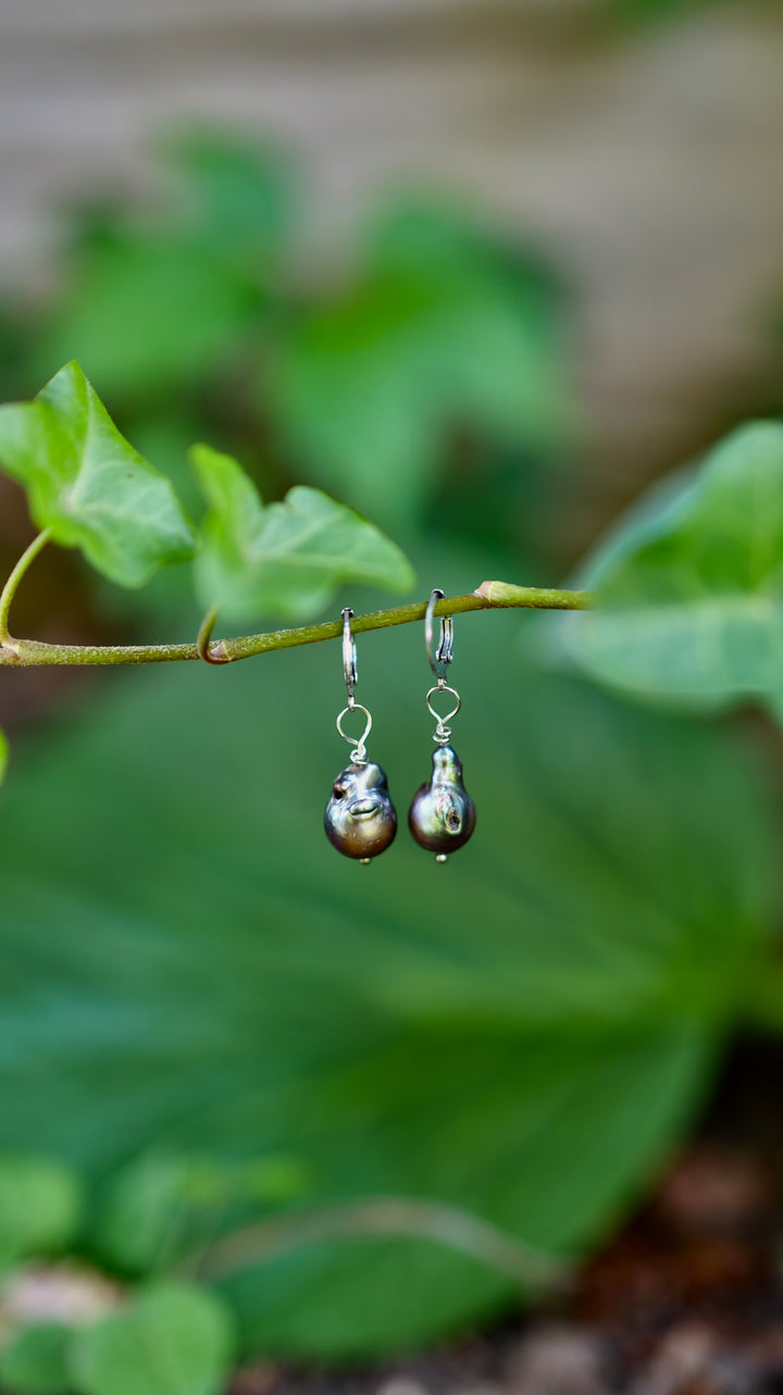 Náušnice z chirurgickej ocele s tmavými sladkovodnými barokovými perlami na okrúhlych mechanických háčikoch