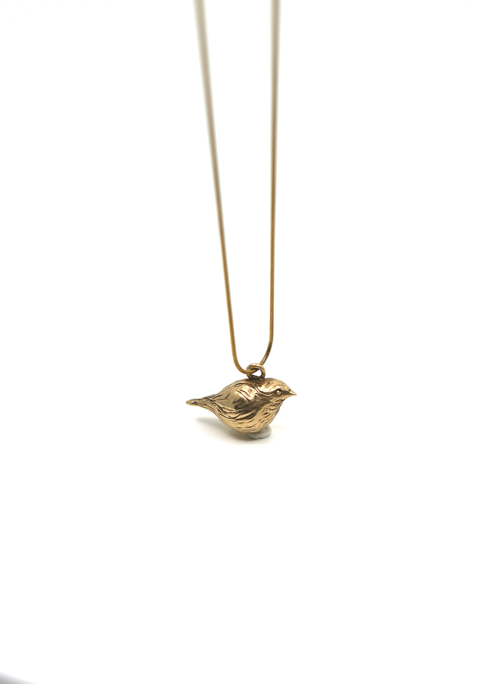 náhrdelník s bronzovým príveskom vtáčika červienky ručne vyrobený šperk v zlatej farbe. 