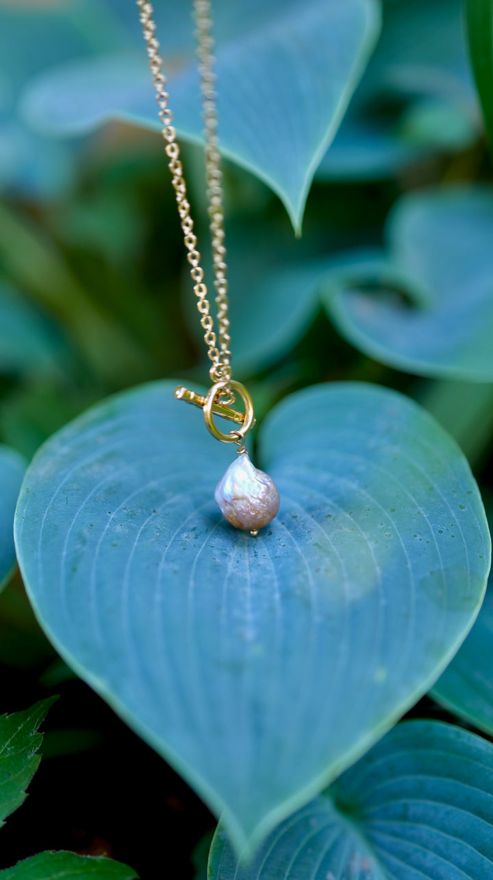 Necklace with baroque pearl / gold-plated stainless steel