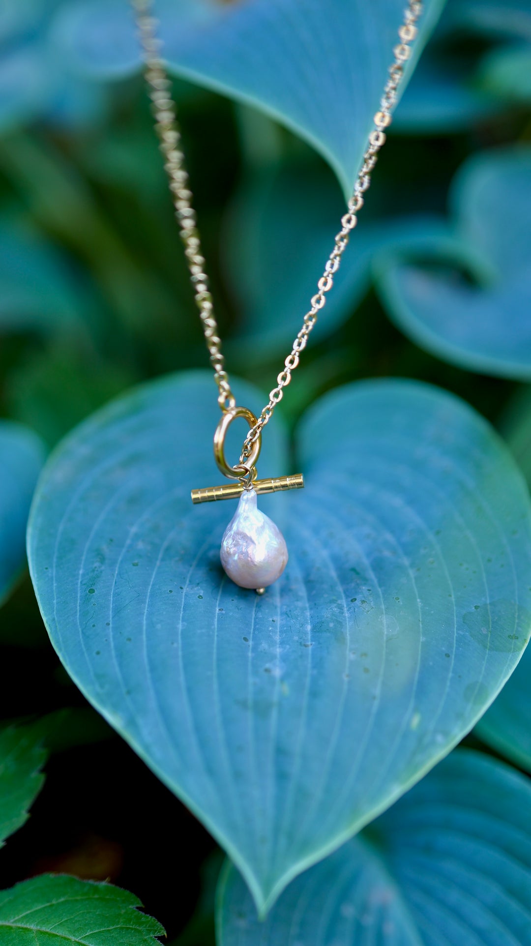 Necklace with baroque pearl / gold-plated stainless steel