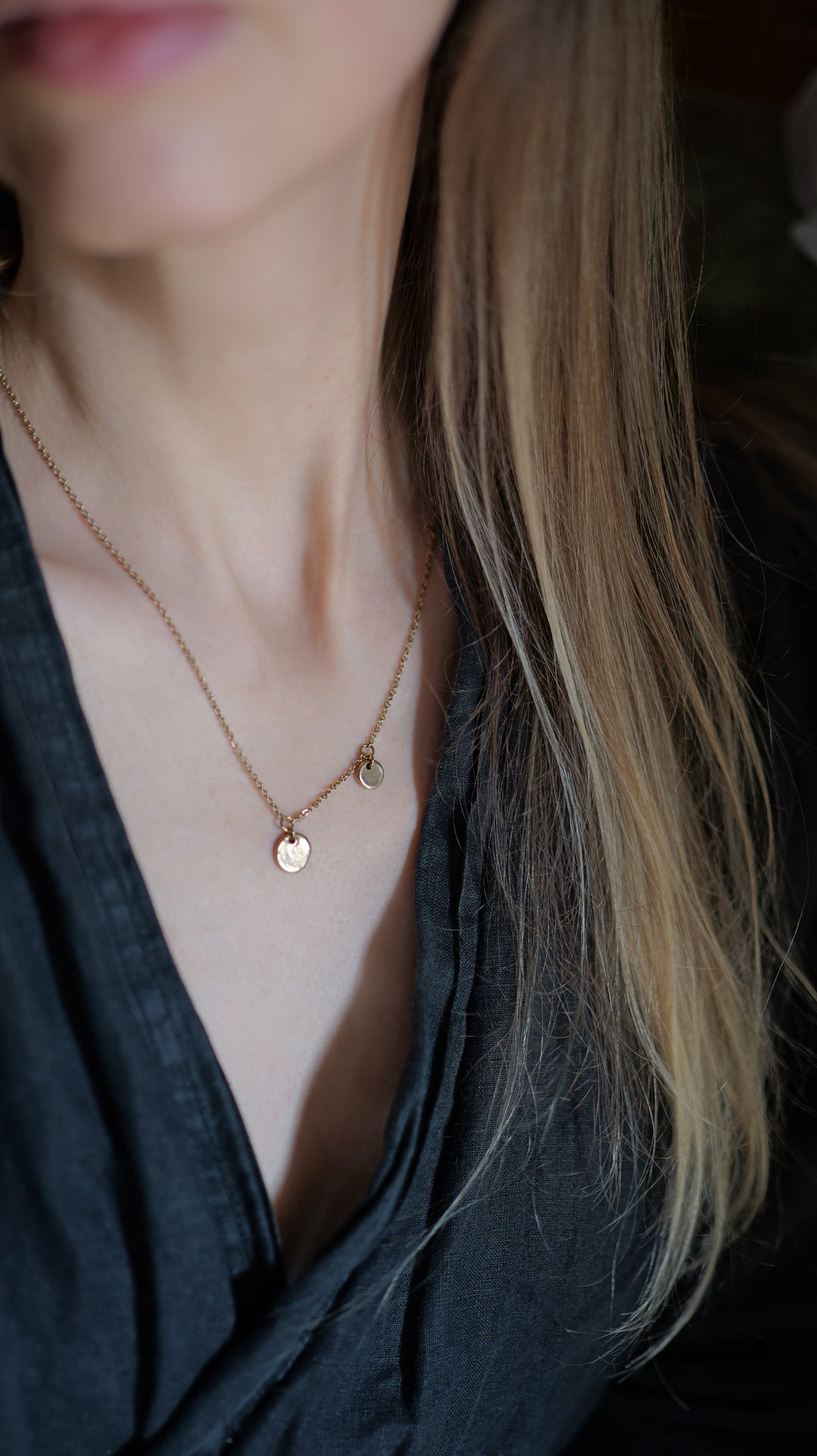 Náhrdelník vyrobený z bronzu a pozlátenej ocele. Povrch prívesku má organickú, nepravidelnú štruktúru a patinu, ktorá je pre bronz prirodzená. Každý kus získava v procese výroby inú jedinečnú štruktúru. Medailóniky visia na pozlátenej retiazke z chirurgickej ocele.