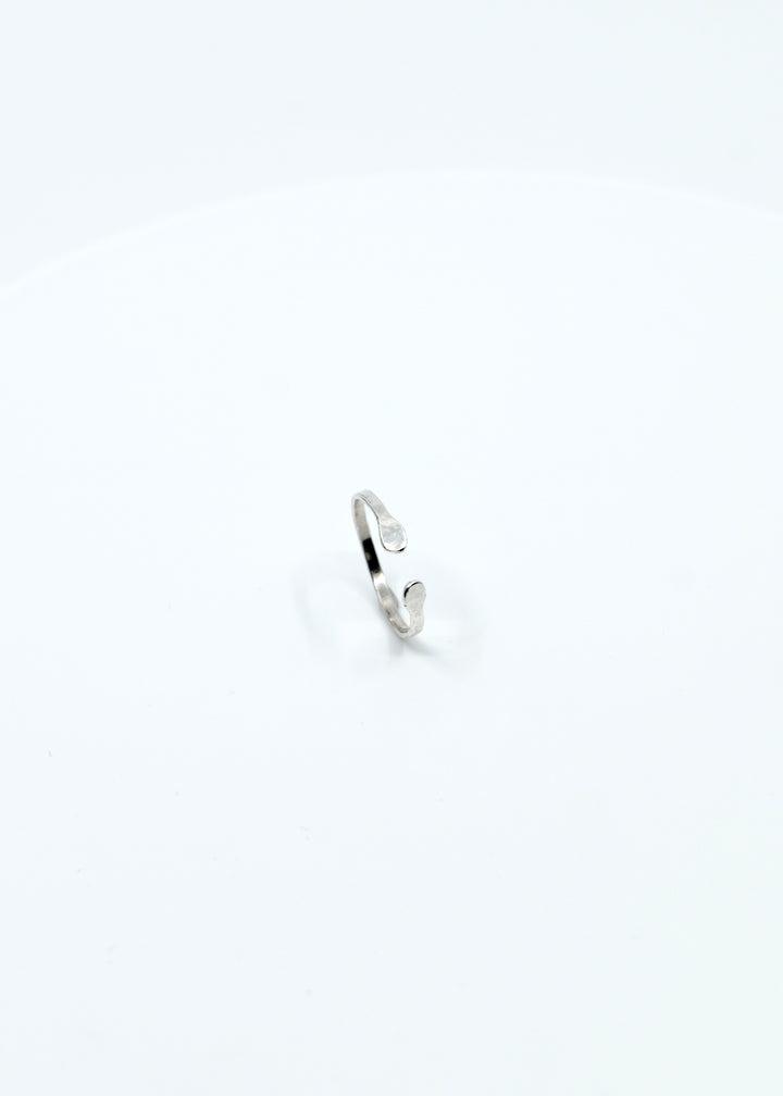 Minimalistický Strieborný prsteň "minimal XS", otvorený prsteň zo striebra s tepaným povrchom