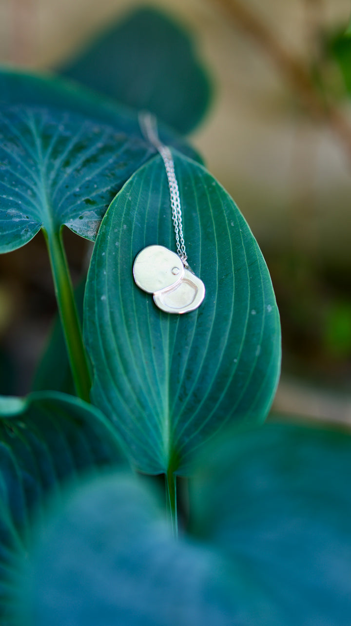 Ručne vyrobený medailón zo striebra rýdzosti 925/1000 je navrhnutý tak, aby v sebe uchoval niečo dôležité – kúsok vášho príbehu.

Povrch prívesku má organickú, nepravidelnú štruktúru a pridanú patinu. Každý kus získava v procese výroby inú jedinečnú textúru.

Do prívesku zalievam vašu fotografiu pomocou UV++ epoxidovej živice. Je trvácna, odolná, priehľadná a časom nežltne – vaša spomienka tak zostane jasná a chránená.