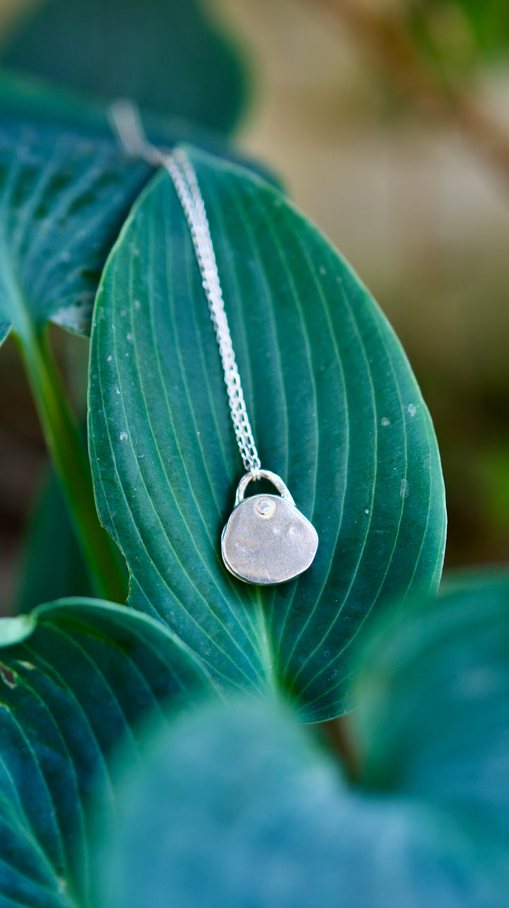 Ručne vyrobený medailón zo striebra rýdzosti 925/1000 je navrhnutý tak, aby v sebe uchoval niečo dôležité – kúsok vášho príbehu.

Povrch prívesku má organickú, nepravidelnú štruktúru a pridanú patinu. Každý kus získava v procese výroby inú jedinečnú textúru.

Do prívesku zalievam vašu fotografiu pomocou UV++ epoxidovej živice. Je trvácna, odolná, priehľadná a časom nežltne – vaša spomienka tak zostane jasná a chránená.