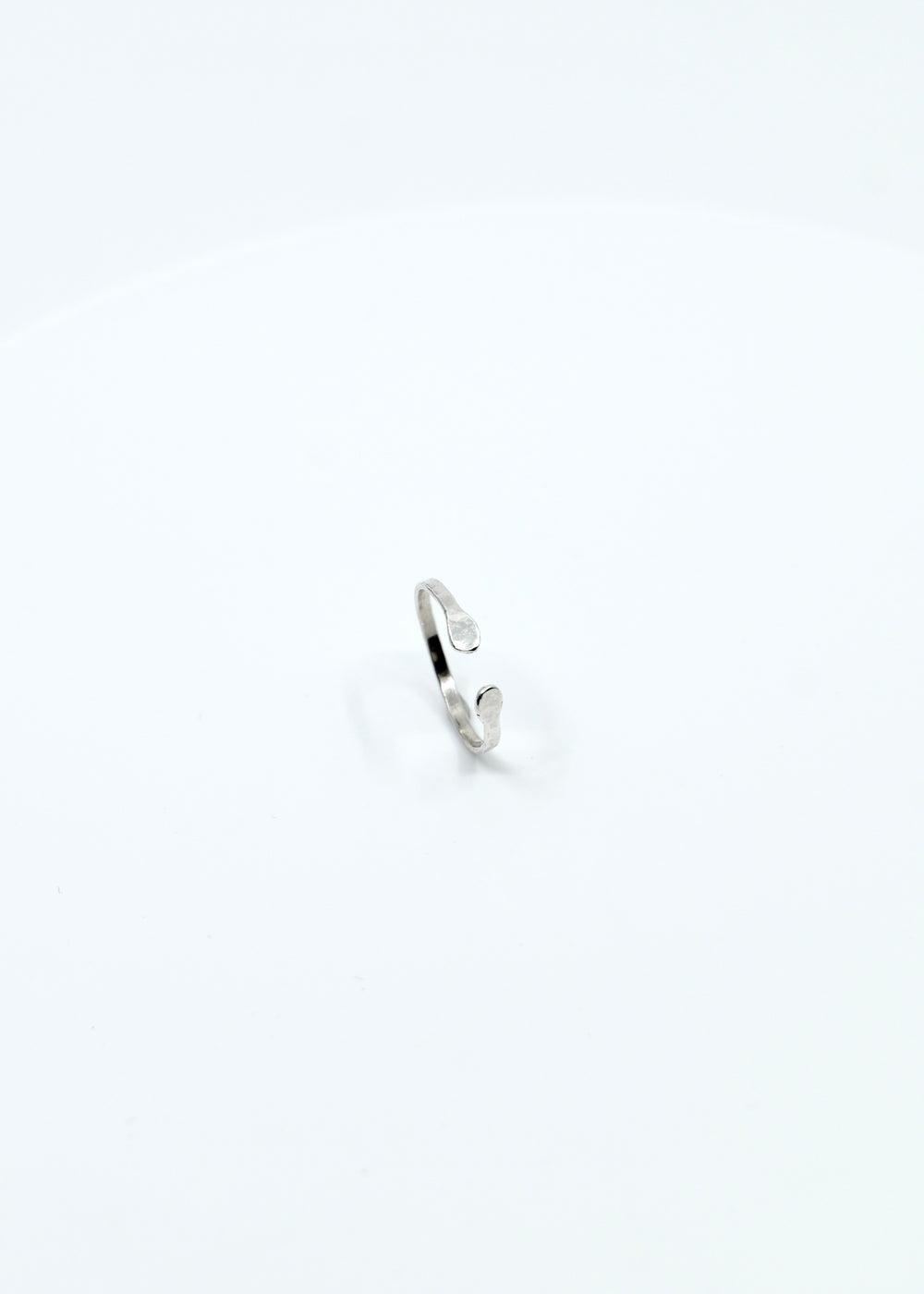 Minimalistický Strieborný prsteň "minimal XS", otvorený prsteň zo striebra s tepaným povrchom