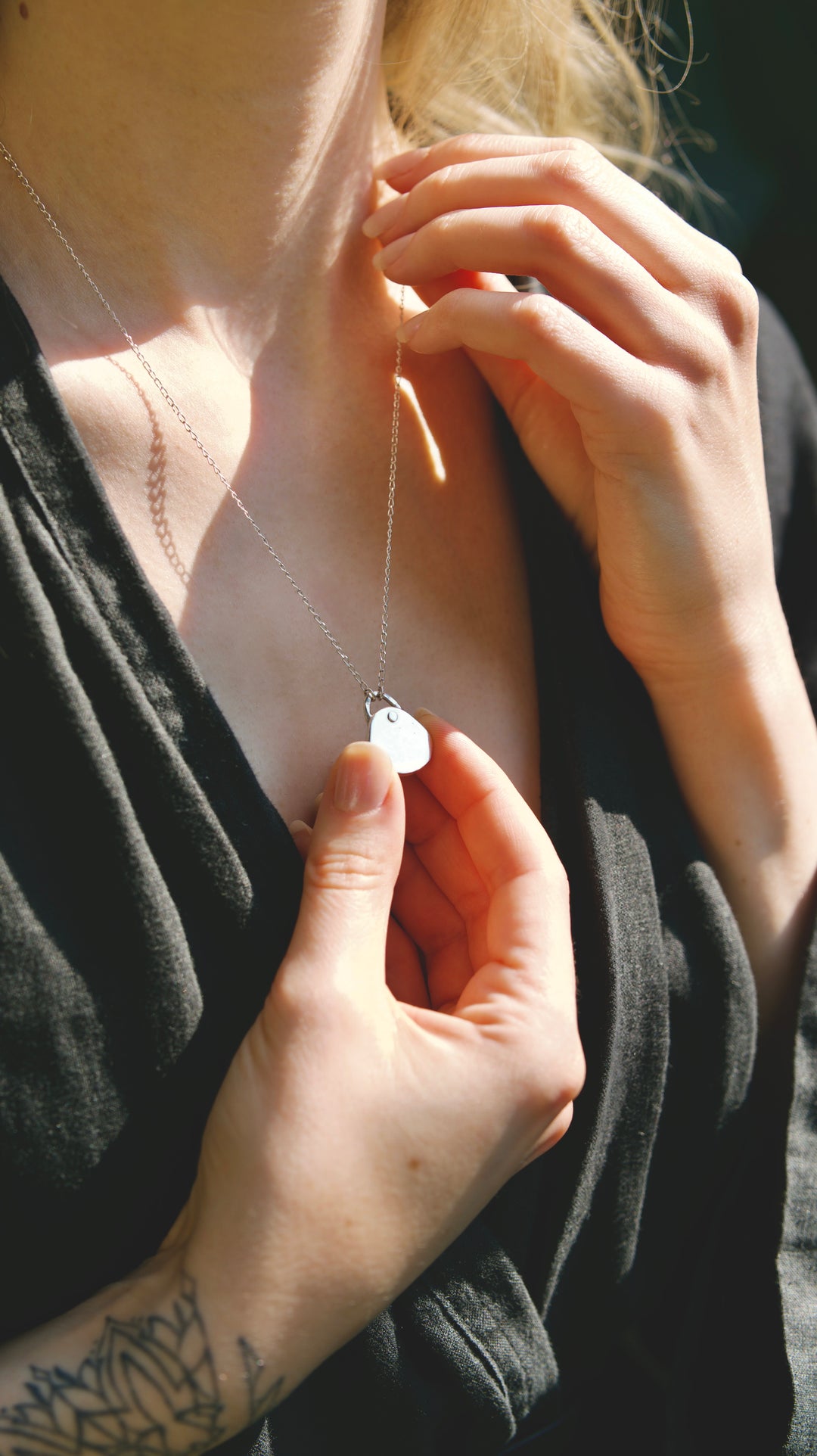 Ručne vyrobený medailón zo striebra rýdzosti 925/1000 je navrhnutý tak, aby v sebe uchoval niečo dôležité – kúsok vášho príbehu.

Povrch prívesku má organickú, nepravidelnú štruktúru a pridanú patinu. Každý kus získava v procese výroby inú jedinečnú textúru.

Do prívesku zalievam vašu fotografiu pomocou UV++ epoxidovej živice. Je trvácna, odolná, priehľadná a časom nežltne – vaša spomienka tak zostane jasná a chránená.