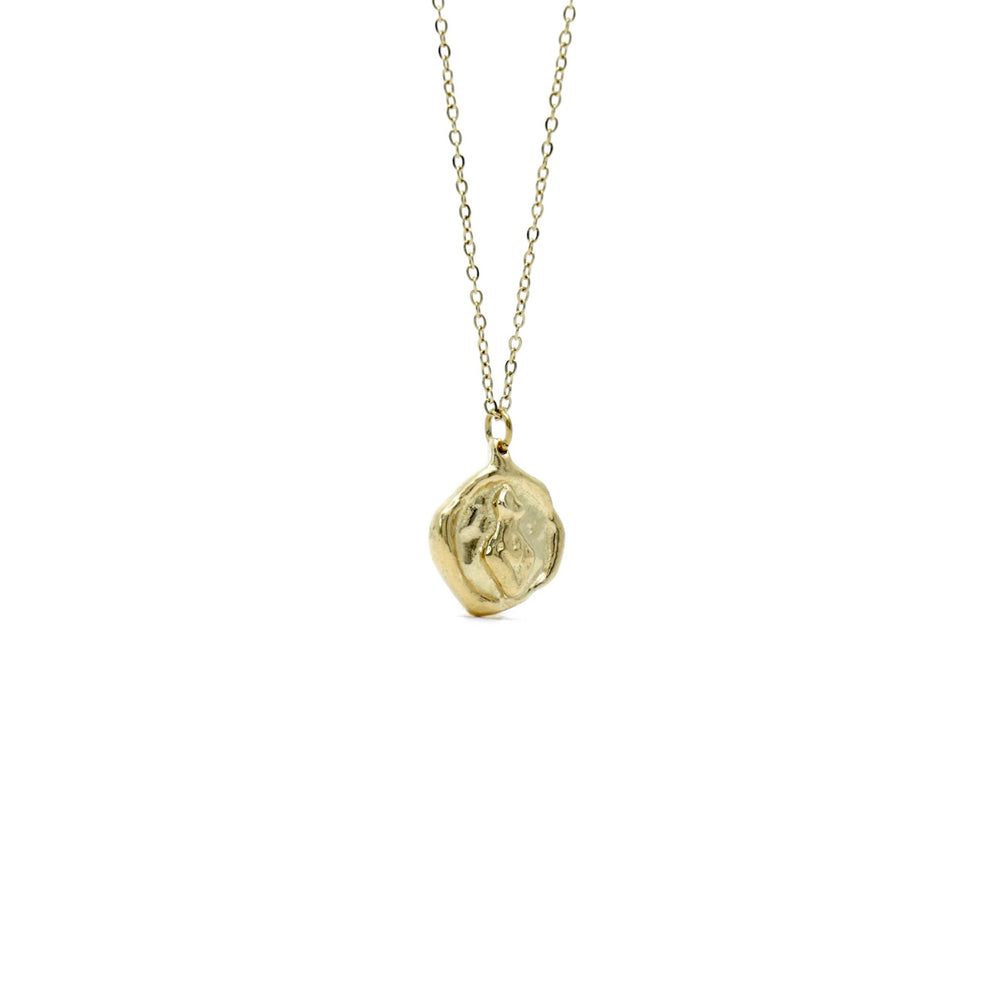 Handcrafted brass Venus coin pendant necklace by Atelier Objectora, with a textured, timeworn aesthetic depicting a female figure on a gold-plated steel chain, evoking the essence of ancient artifacts.
Ručne vyrobený mosadzný náhrdelník s medailónom Venuše od Atelier Objectora, s textúrovaným dizajnom a patinovaným vzhľadom, zobrazujúcim ženskú postavu na pozlátenej oceľovej retiazke, pripomínajúci starodávne artefakty.