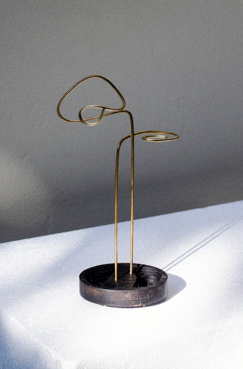 Dizajnový Čierny dubový stojan na šperky s mosadznými detailmi – Atelier Objectora. Štýlový a praktický doplnok pre vašu kolekciu šperkov.
Designer Black oak jewelry stand with brass details – Atelier Objectora. A stylish and practical addition to your jewelry collection.