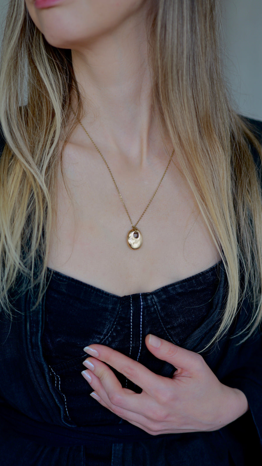 Bronzový talizman inšpirovaný tzv. hagstone – prírodným kameňom s otvorom, ktorý sa naprieč kultúrami nosil ako ochranný amulet a symbol pohľadu za hranicu viditeľného.

V keltských tradíciách je známy ako adder stone, v britskom folklóre ako hag stone či holey stone. V severských a baltských kultúrach sa spájal s ochranou, šťastím a prechodom medzi svetmi.

Každý prívesok je úplne jedinečný a nikdy nevyrábam dva identické kusy. Tvar, proporcie aj povrch nesú vlastný charakter. Kupujete presne ten konkrétny