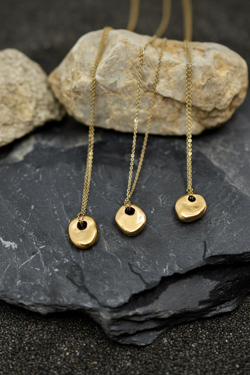 Bronzový talizman inšpirovaný tzv. hagstone – prírodným kameňom s otvorom, ktorý sa naprieč kultúrami nosil ako ochranný amulet a symbol pohľadu za hranicu viditeľného.

V keltských tradíciách je známy ako adder stone, v britskom folklóre ako hag stone či holey stone. V severských a baltských kultúrach sa spájal s ochranou, šťastím a prechodom medzi svetmi.

Každý prívesok je úplne jedinečný a nikdy nevyrábam dva identické kusy. Tvar, proporcie aj povrch nesú vlastný charakter. Kupujete presne ten konkrétny