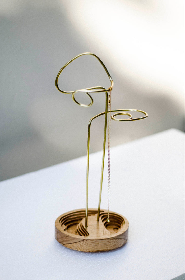 Elegantný dizajnový stojan na šperky z dubového dreva a mosadze – Atelier Objectora. Minimalistický a funkčný organizér na šperky.
Elegant designer jewelry stand made of oak wood and brass – Atelier Objectora. Minimalist and functional jewelry organizer.
