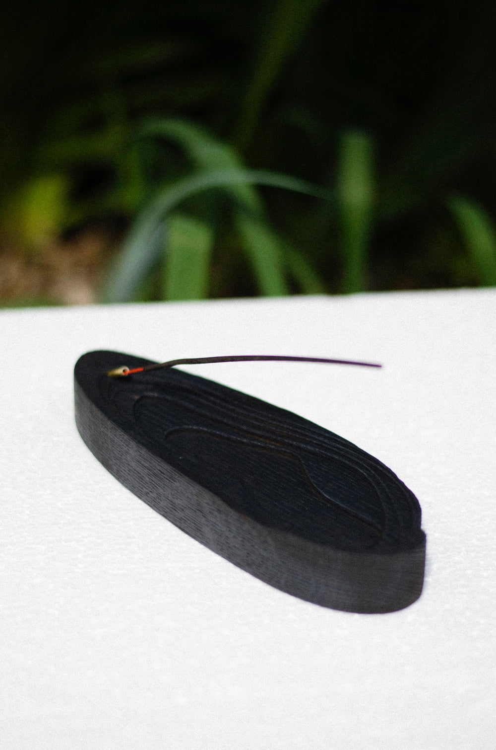 Moderný dizajnový drevený stojan na vonné tyčinky z opaľovaného duba – Atelier Objectora. Sofistikovaný prírodný dizajn pre harmóniu domova.
Modern designer wooden incense holder made of charred black oak – Atelier Objectora. Sophisticated natural design for home harmony.