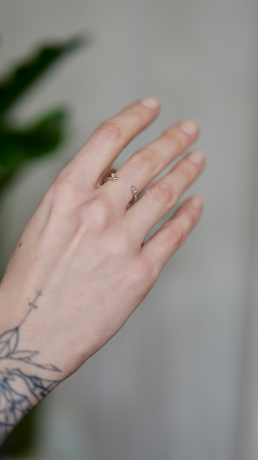 Minimalistický strieborný prsteň s gulôčkami