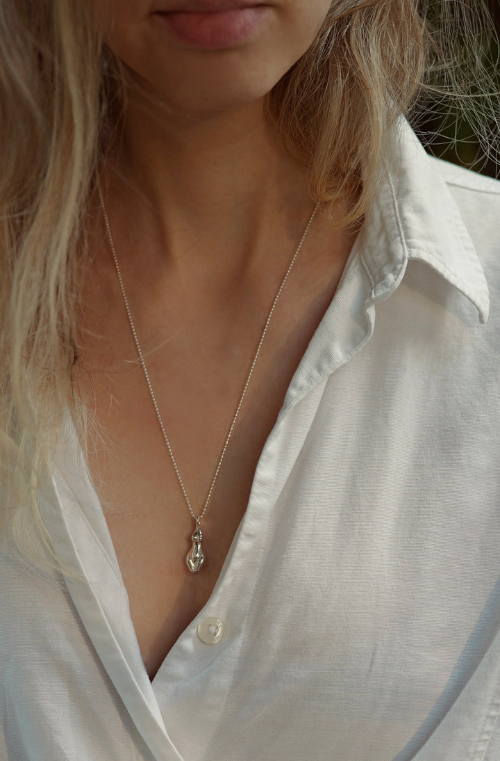 Strieborný náhrdelník s príveskom Venuše, remeslný šperk od Atelier Objectora, ženský symbol