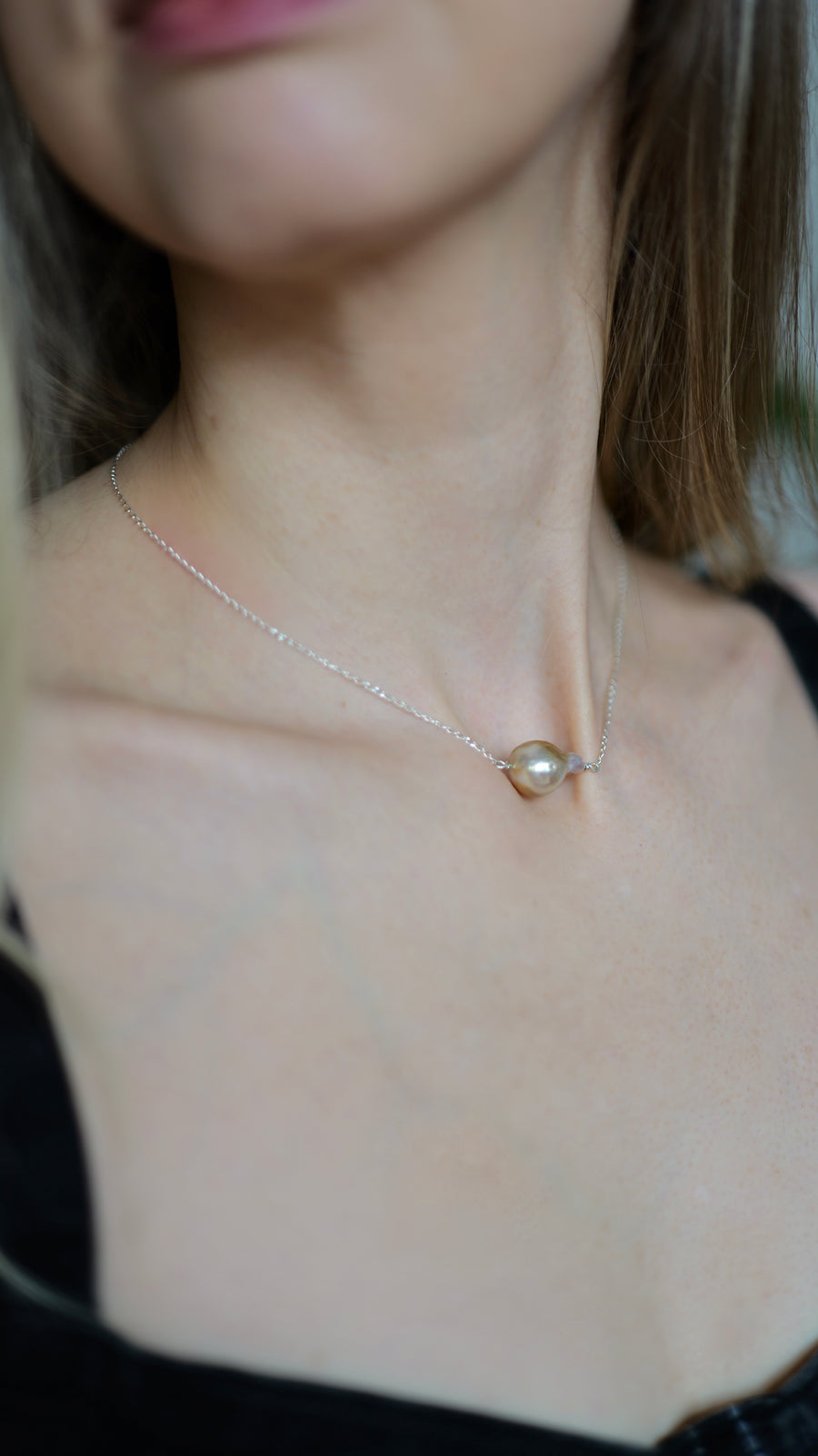 ručne robený náhrdelník zo striebra s barokovou perlou na jemnej retiazke