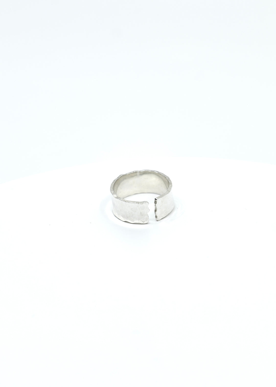 Ručne vyrábaný široký strieborný unisex prsteň so surovým okrajom a tepaným povrchom
