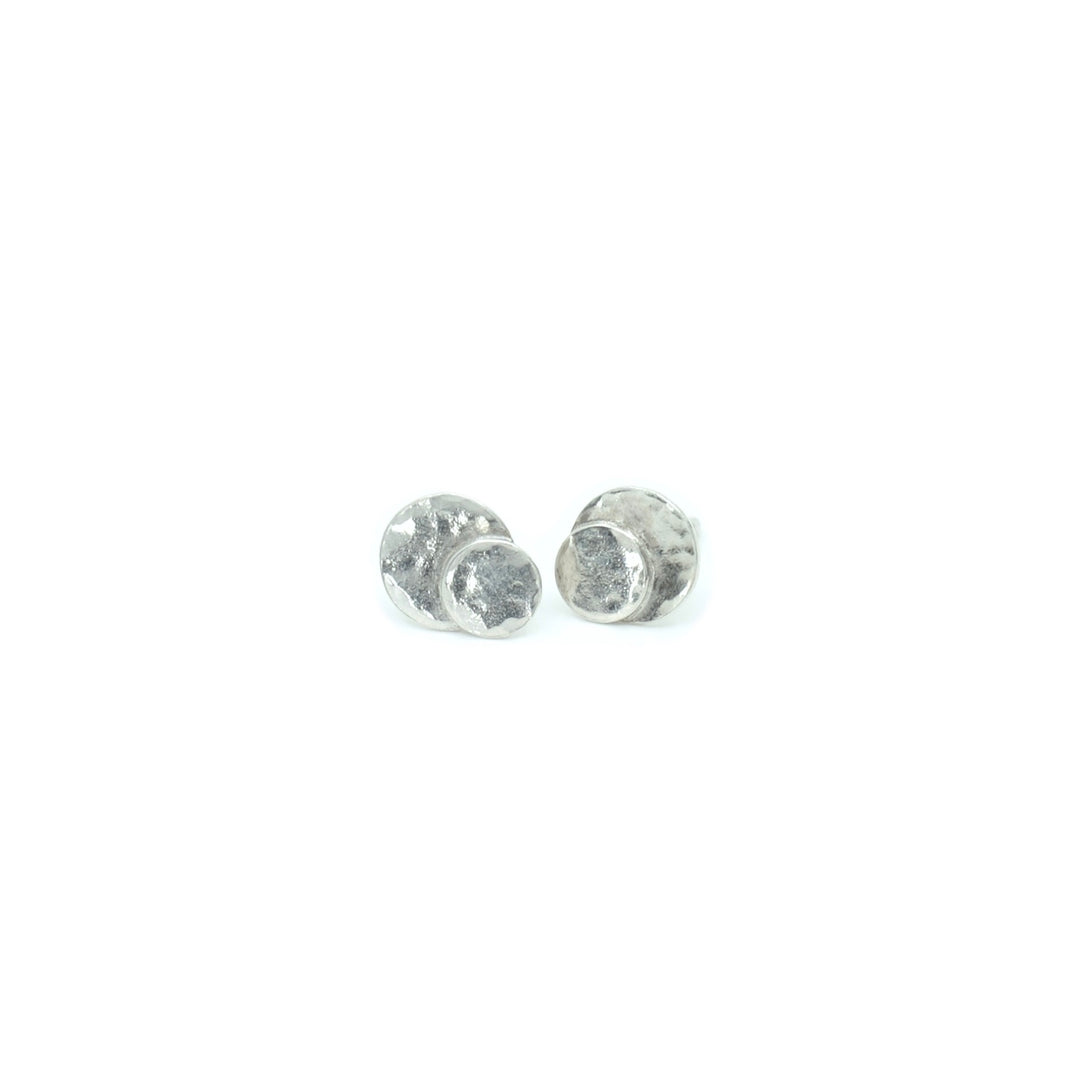 Handcrafted silver Minimal stud earrings by Atelier Objectora with a simple, elegant design, 
Ručne vyrobené strieborné minimalistické náušnice od Atelier Objectora, jednoduche a elegantné napichovacie náušnice