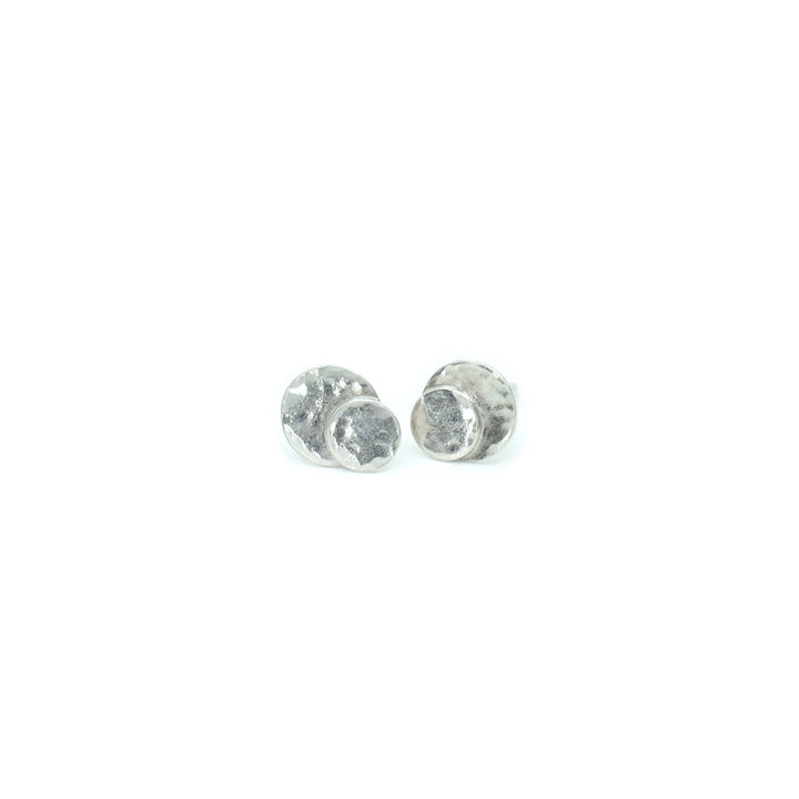 Handcrafted silver Minimal stud earrings by Atelier Objectora with a simple, elegant design, 
Ručne vyrobené strieborné minimalistické náušnice od Atelier Objectora, jednoduche a elegantné napichovacie náušnice
