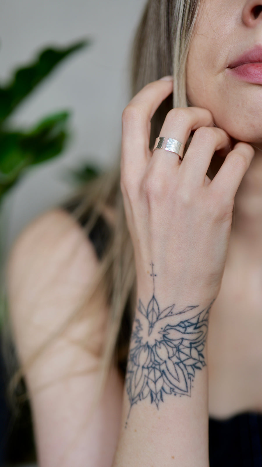 Ručne vyrábaný široký strieborný unisex prsteň so surovým okrajom a tepaným povrchom