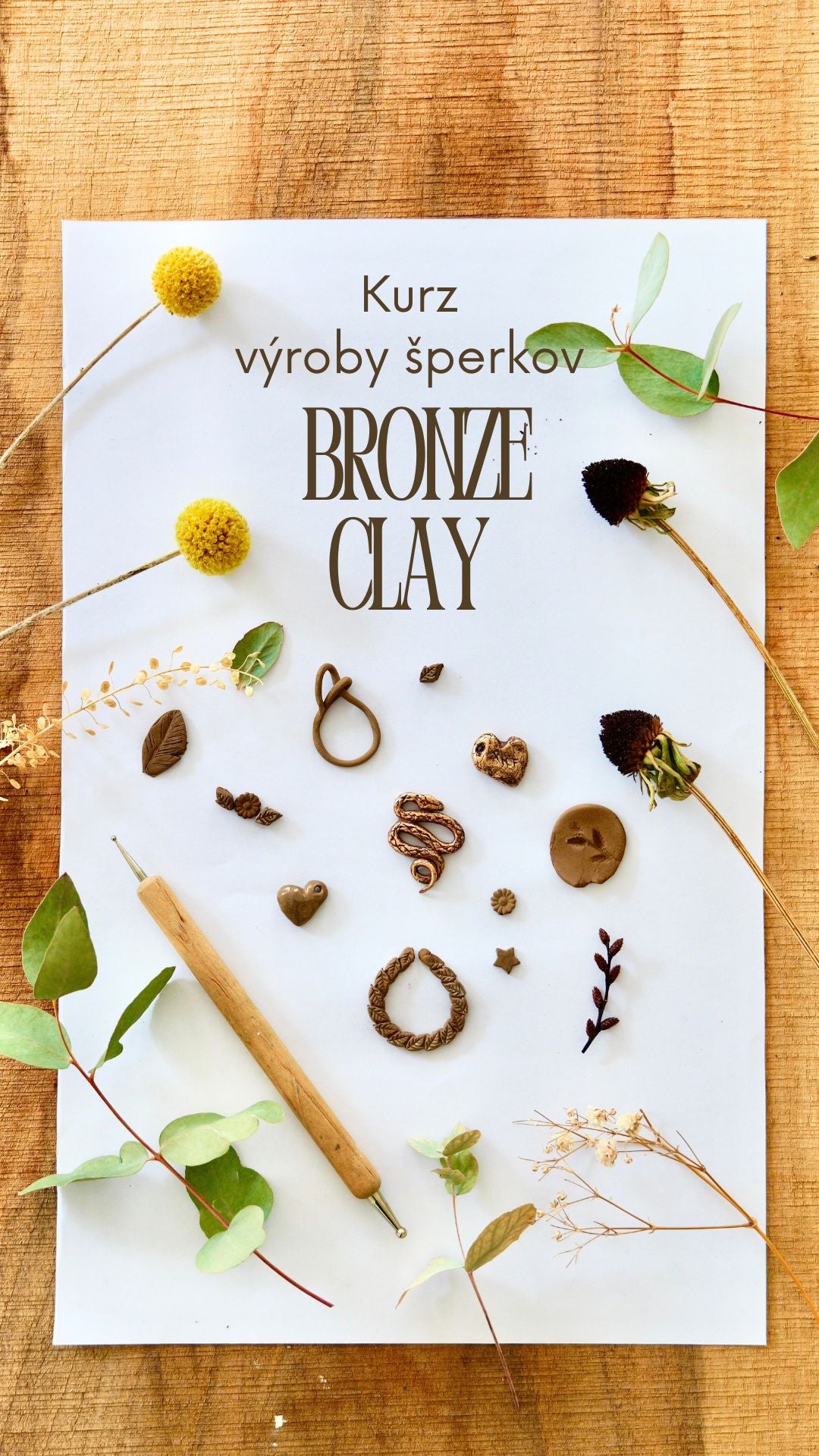 titulný obrázok pre kurzy výroby šperkov art clay bronze. Kúsky namodelovaných šperkov uložené na papiery s kúskami prírodnín.
