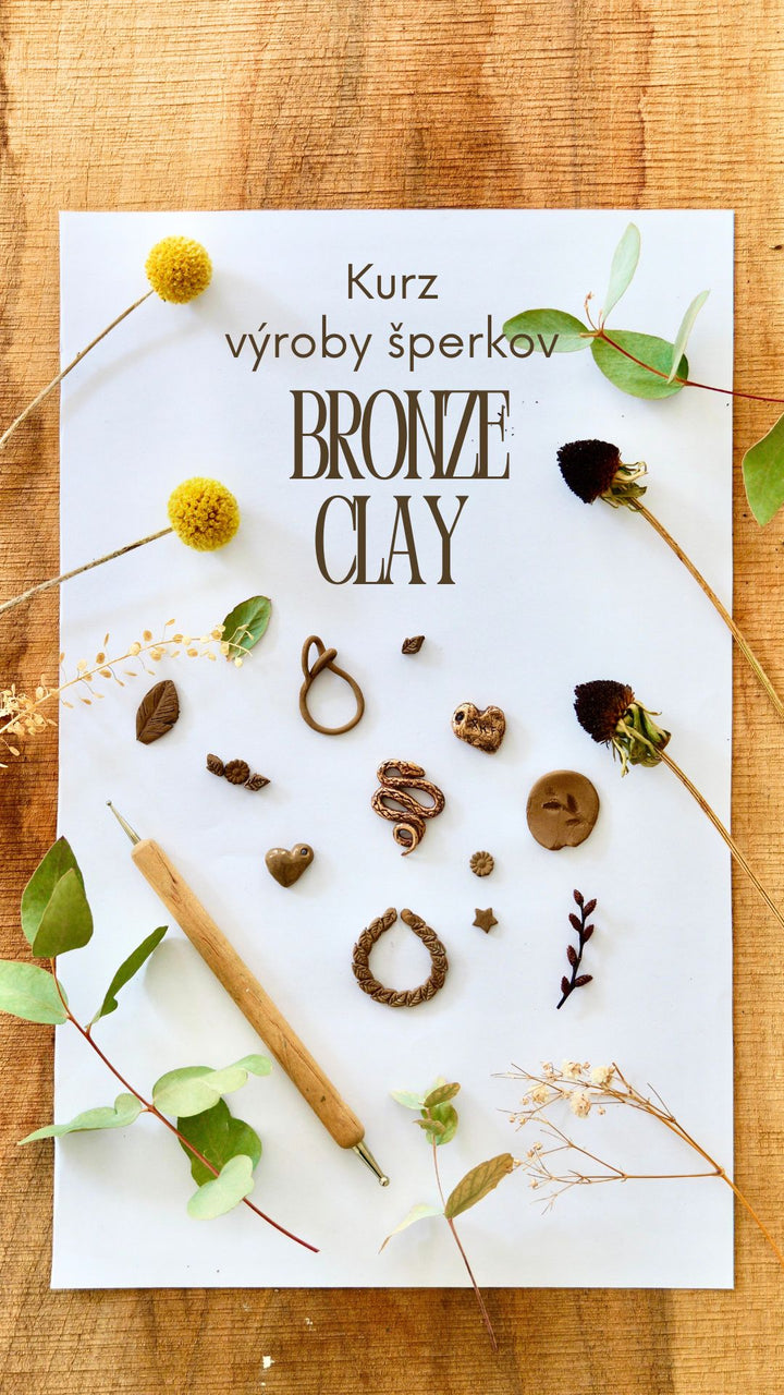 titulný obrázok pre kurzy výroby šperkov art clay bronze. Kúsky namodelovaných šperkov uložené na papiery s kúskami prírodnín.