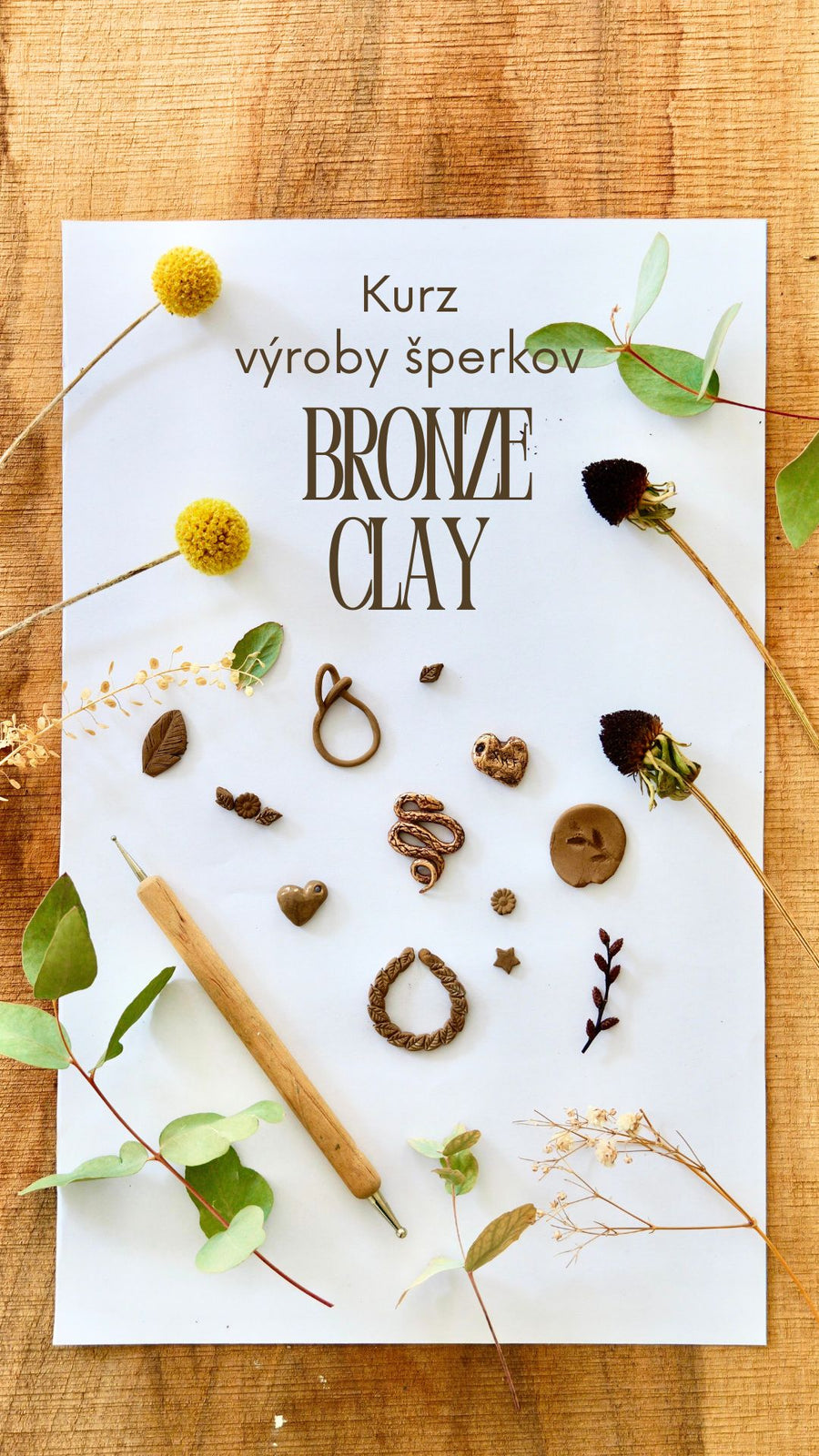 titulný obrázok pre kurzy výroby šperkov art clay bronze. Kúsky namodelovaných šperkov uložené na papiery s kúskami prírodnín.